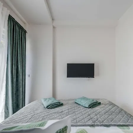 Six On Pool דירה *