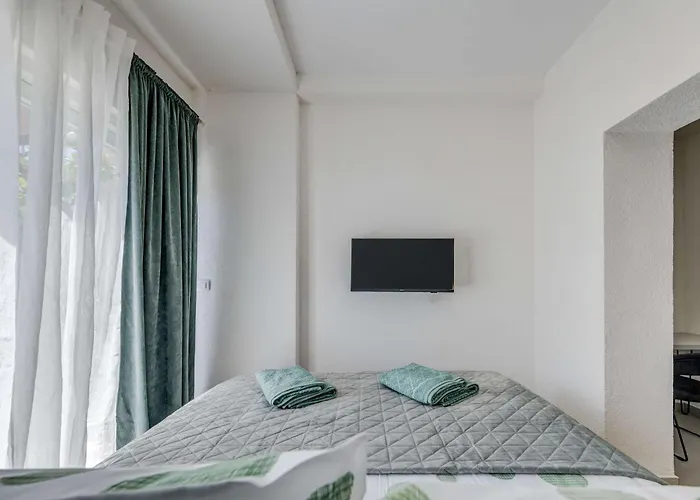 Six On Pool דירה *