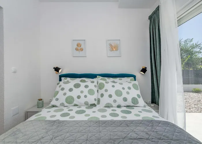 Six On Pool דירה *