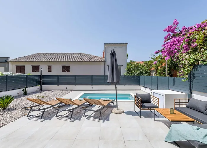 Six On Pool מאקרסקה