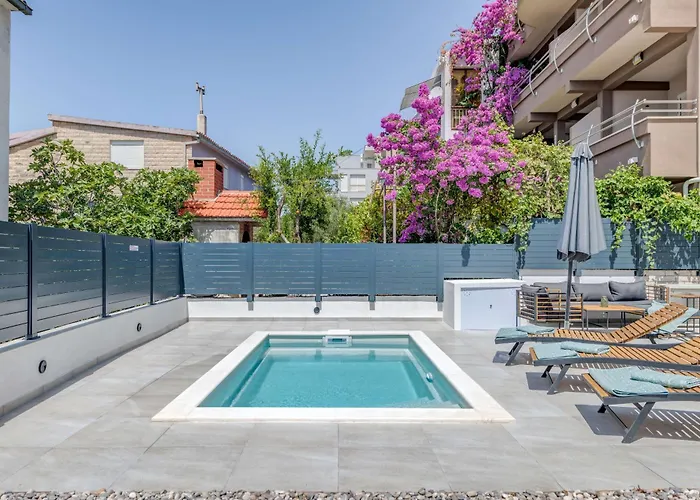 Six On Pool מאקרסקה