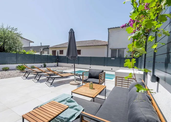 Six On Pool דירה