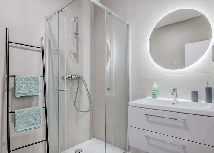 Six On Pool מאקרסקה