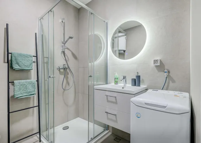 Six On Pool דירה