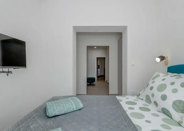 Six On Pool מאקרסקה