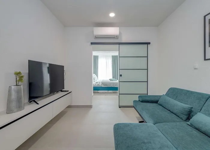 Six On Pool מאקרסקה