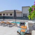 Six On Pool Apartman