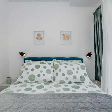 Six On Pool Apartman *