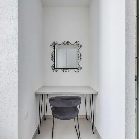 Apartment Six On Pool Makarska