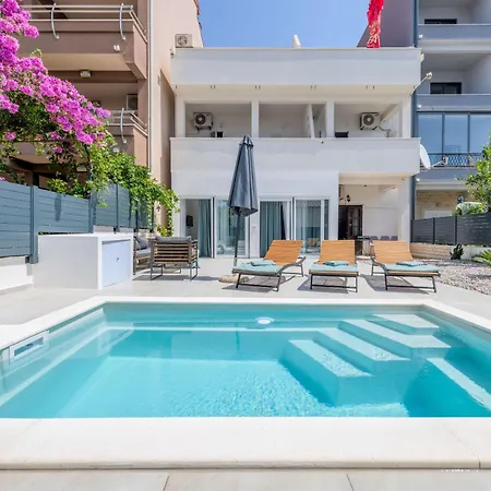 Apartment Six On Pool