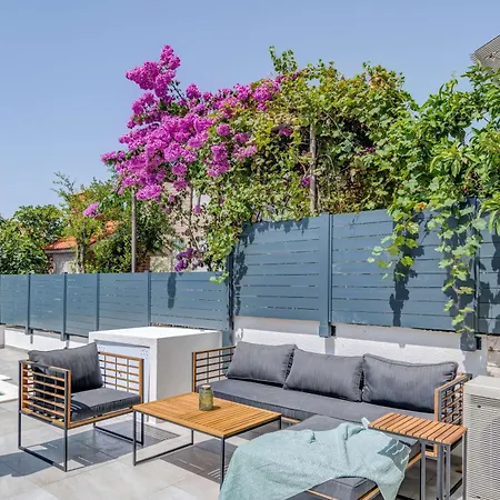 Six On Pool Apartment *