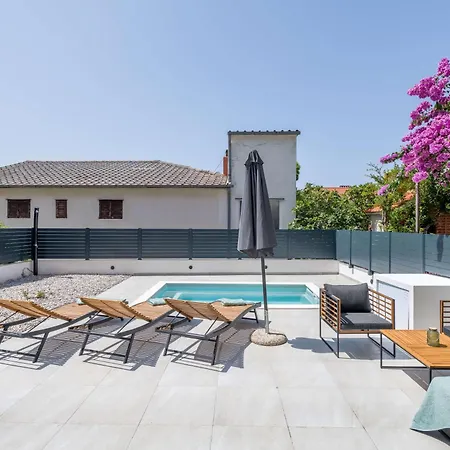 Six On Pool Makarska