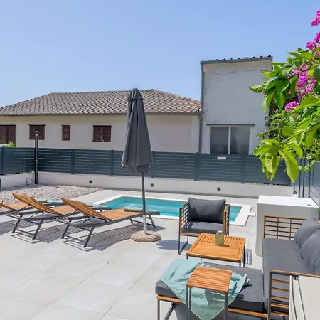 Six On Pool Apartment
