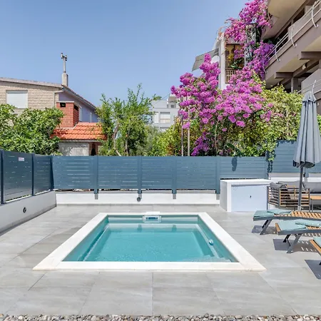 Six On Pool Makarska