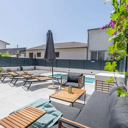 Six On Pool Apartman