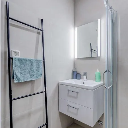 Six On Pool Apartment *