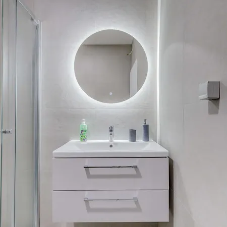 Six On Pool Apartment Makarska