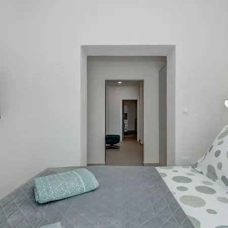 Six On Pool Makarska