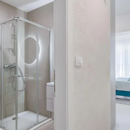 Six On Pool Apartment Makarska