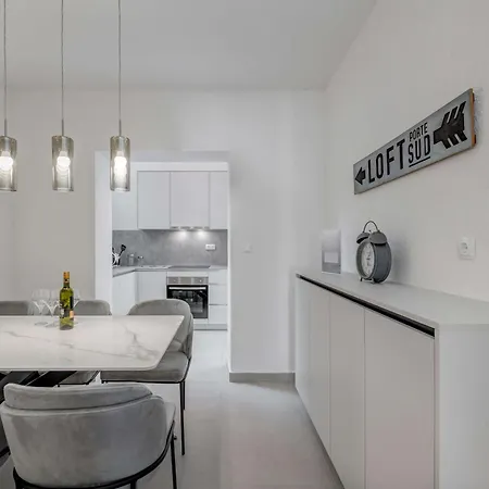 Six On Pool Apartment Makarska