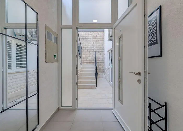 Six On Pool Makarska