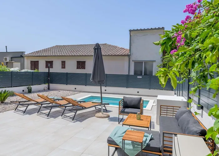 Six On Pool Apartman